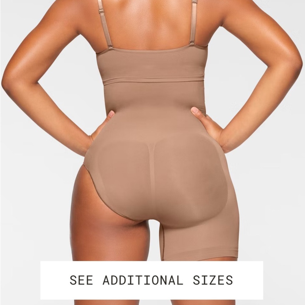 SKIMS SEAMLESS SCULPT Solution Short Left Leg Exposed